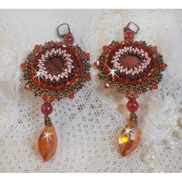 BO Topaz bestickt mit mahagonifarbenen Perlmuttscheiben, glatten runden Perlen, Swarovski-Kristallen und Rocailles