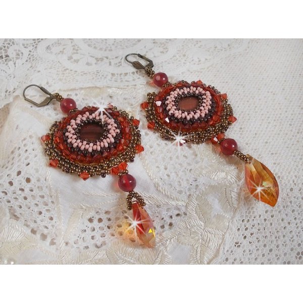 BO Topaz bestickt mit mahagonifarbenen Perlmuttscheiben, glatten runden Perlen, Swarovski-Kristallen und Rocailles