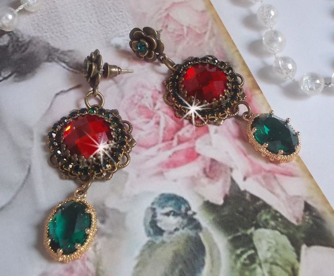 BO Camaïeu de Rouge et Vert montiert mit roten Glascabochons, ovalen Zirkoniumanhängern, bronzefarbenen BO forment fleur und hochwertigen Accessoires