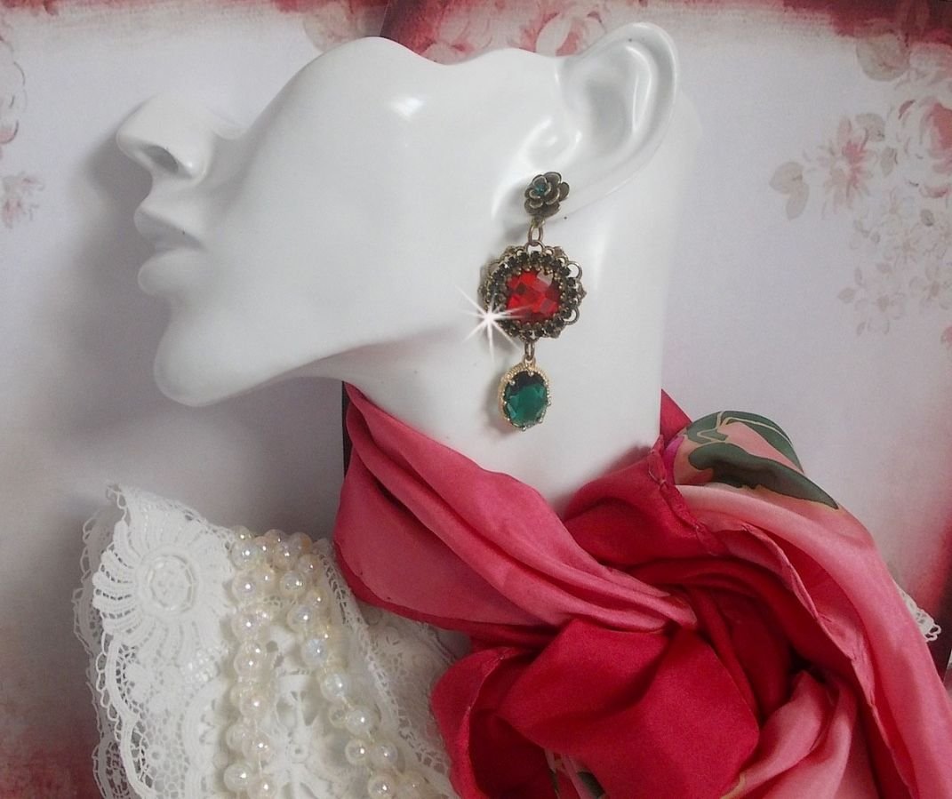 BO Camaïeu de Rouge et Vert montiert mit roten Glascabochons, ovalen Zirkoniumanhängern, bronzefarbenen BO forment fleur und hochwertigen Accessoires