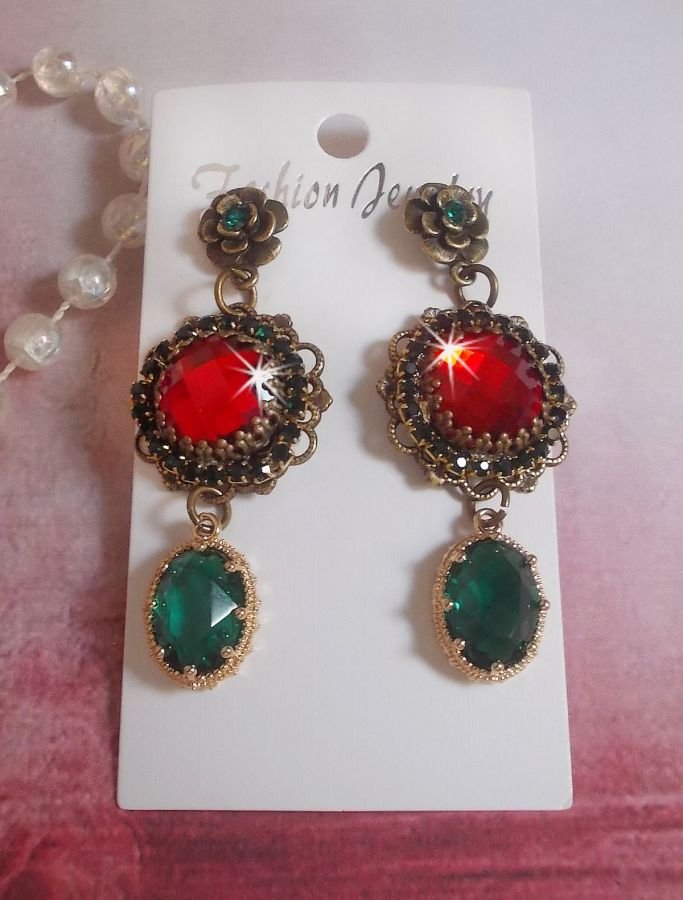 BO Camaïeu de Rouge et Vert montiert mit roten Glascabochons, ovalen Zirkoniumanhängern, bronzefarbenen BO forment fleur und hochwertigen Accessoires