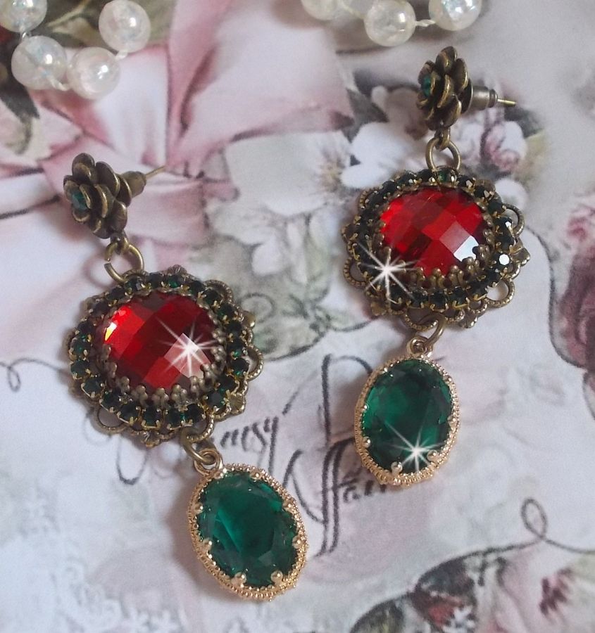 BO Camaïeu de Rouge et Vert montiert mit roten Glascabochons, ovalen Zirkoniumanhängern, bronzefarbenen BO forment fleur und hochwertigen Accessoires