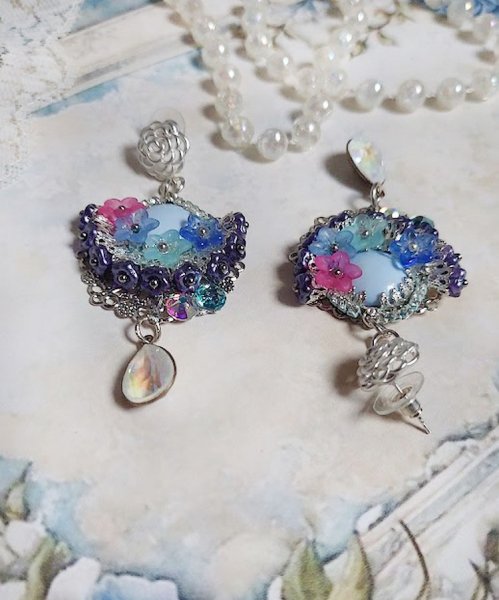 BO Cara&iuml;bes mont&eacute;es avec fleurs, strass, estampes, calottes, perles cristal Swarovski et clous d&rsquo;oreilles 