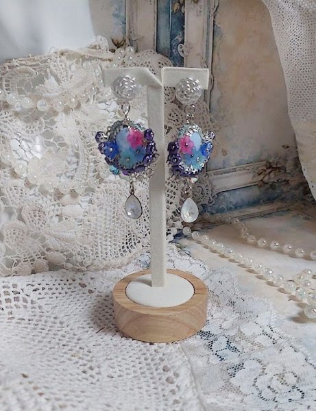BO Cara&iuml;bes mont&eacute;es avec fleurs, strass, estampes, calottes, perles cristal Swarovski et clous d&rsquo;oreilles 