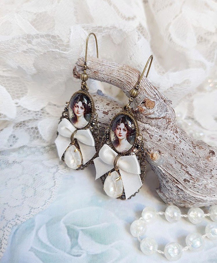 BO Charme Shabby Chic créées avec perles Cristal Swarovski, cabochons loupes, strass, crochets laitons