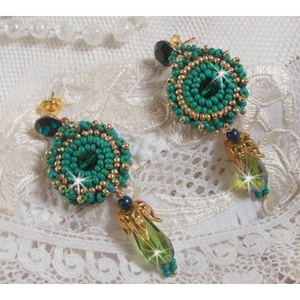 BO Charnelle bestickt mit runden Perlen und Swarovski-Cabochons, facettierten Tropfen und Rocailles