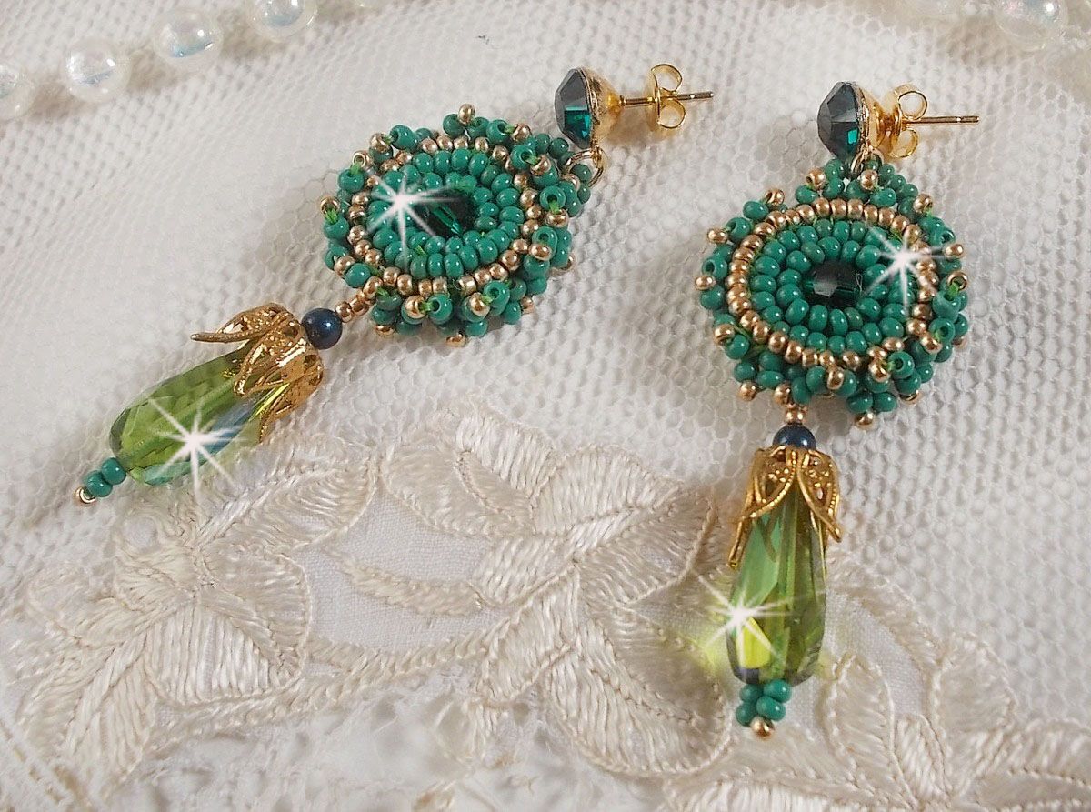 BO Charnelle bestickt mit runden Perlen und Swarovski-Cabochons, facettierten Tropfen und Rocailles