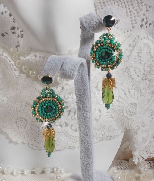 BO Charnelle bestickt mit runden Perlen und Swarovski-Cabochons, facettierten Tropfen und Rocailles