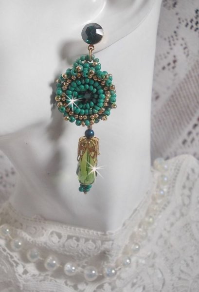 BO Charnelle bestickt mit runden Perlen und Swarovski-Cabochons, facettierten Tropfen und Rocailles