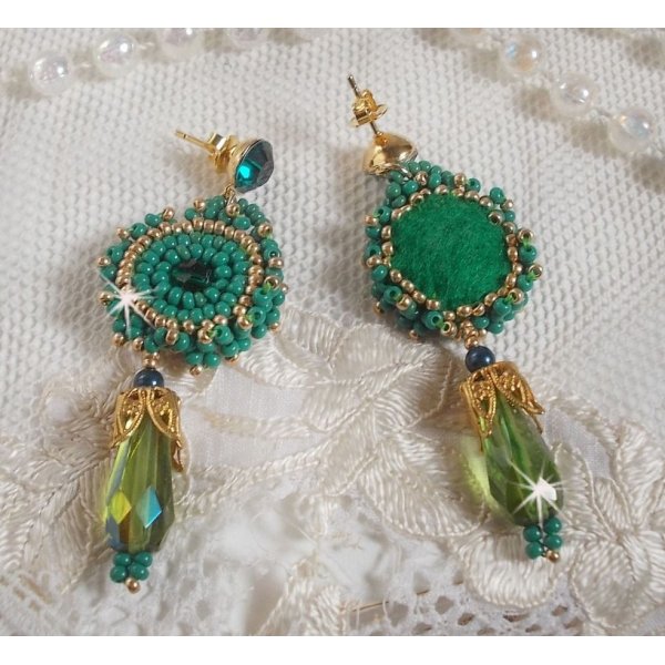 BO Charnelle bestickt mit runden Perlen und Swarovski-Cabochons, facettierten Tropfen und Rocailles