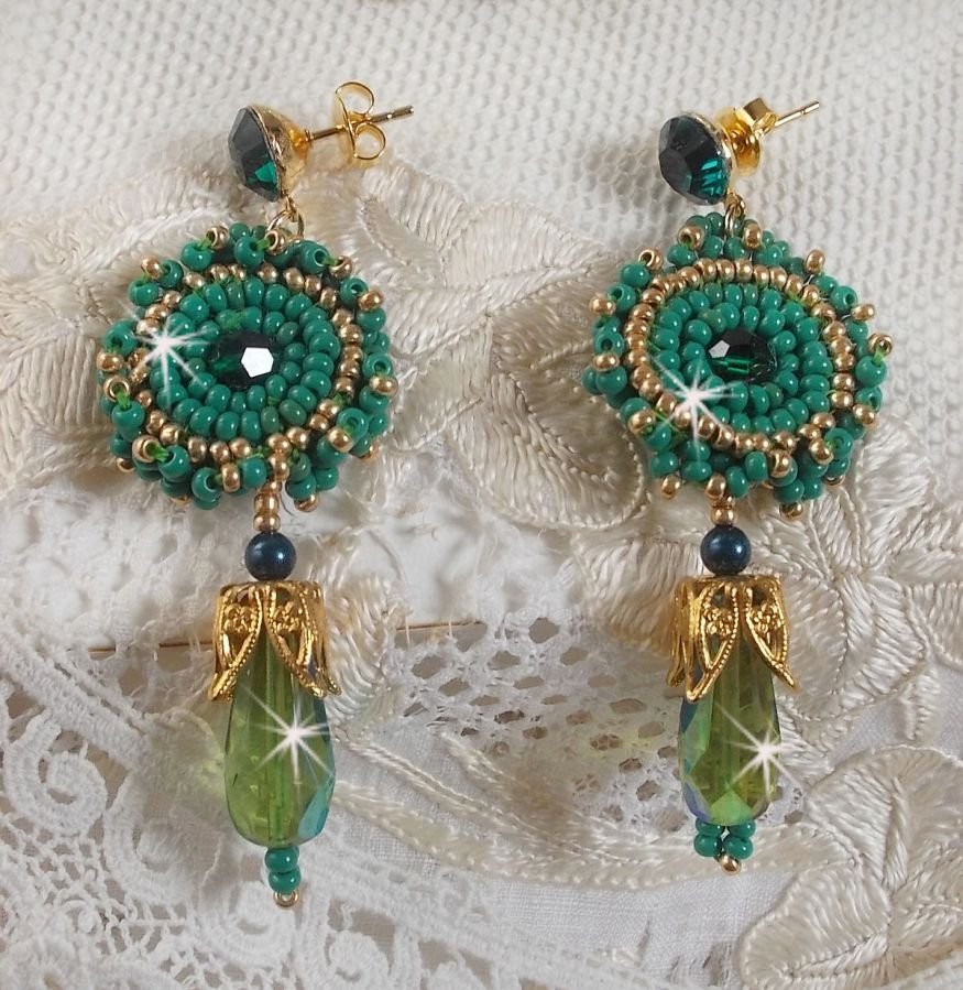 BO Charnelle bestickt mit runden Perlen und Swarovski-Cabochons, facettierten Tropfen und Rocailles