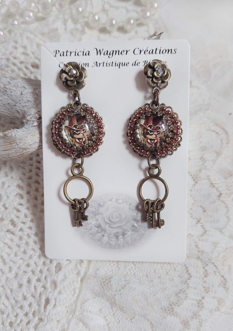 BO Chata Steampunk mont&eacute;es avec breloques cl&eacute;s, strass, cabochons loupes et perles Cristal Swarovski