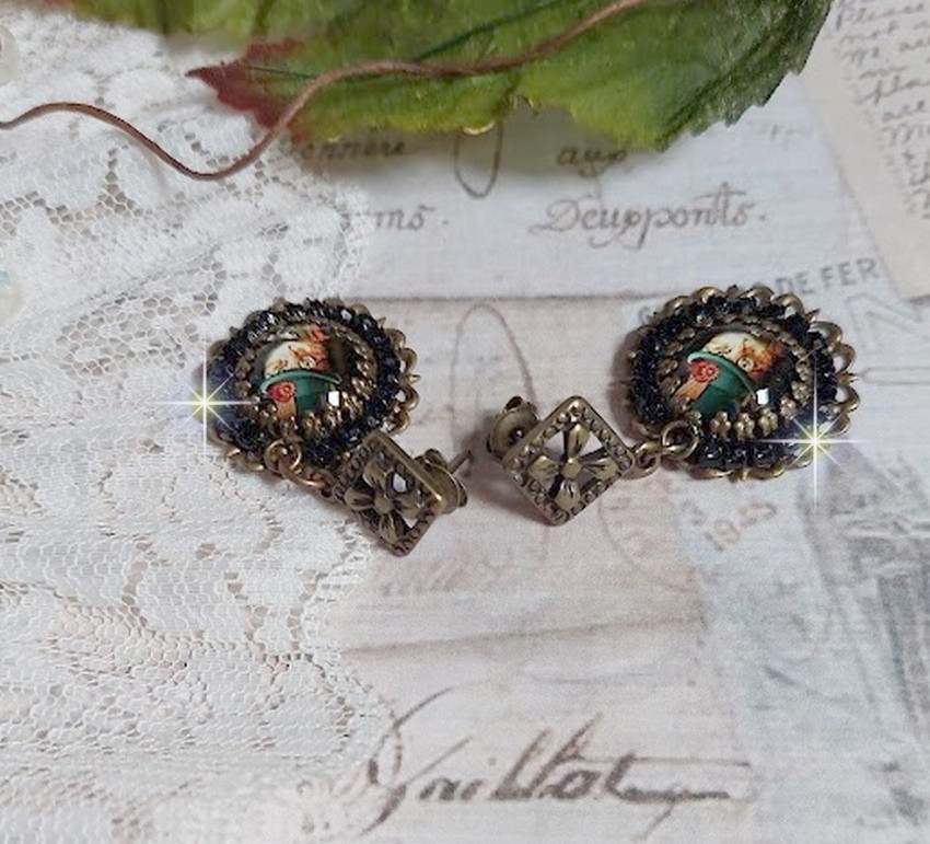 BO Chatou Steampunk montées avec cabochons loupes représentant des chats en chapeau haut de forme Vert avec un médaillon ornés d’une chaîne strass Noire sur estampes Bonze et clous d'oreilles Laiton