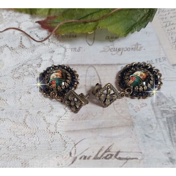 BO Chatou Steampunk montées avec cabochons loupes représentant des chats en chapeau haut de forme Vert avec un médaillon ornés d’une chaîne strass Noire sur estampes Bonze et clous d'oreilles Laiton