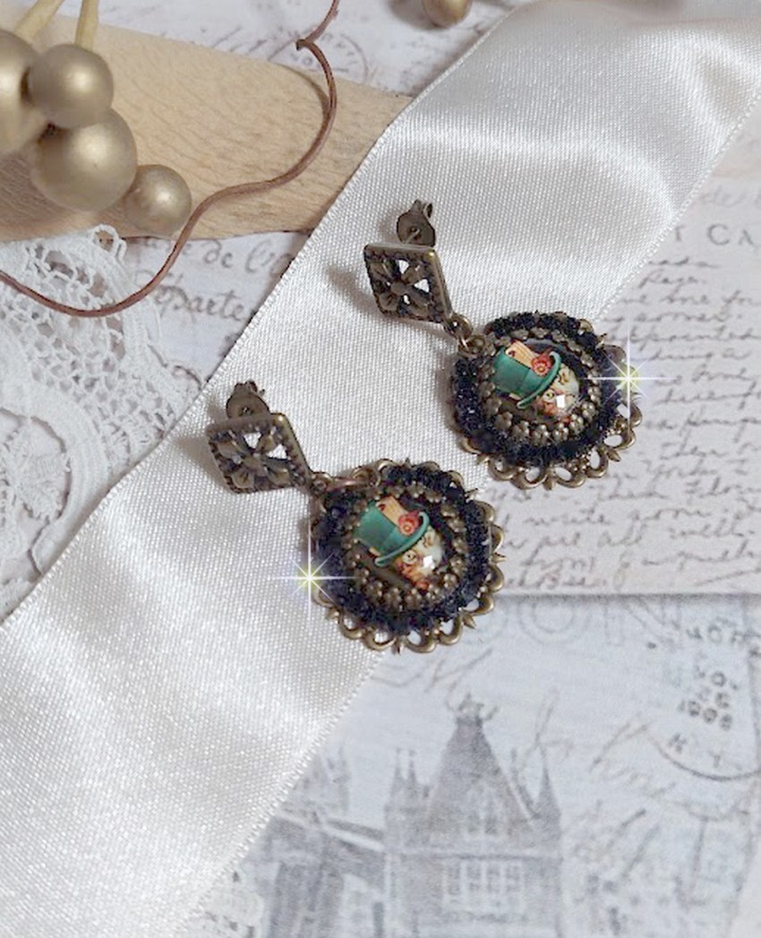 BO Chatou Steampunk montées avec cabochons loupes représentant des chats en chapeau haut de forme Vert avec un médaillon ornés d’une chaîne strass Noire sur estampes Bonze et clous d'oreilles Laiton