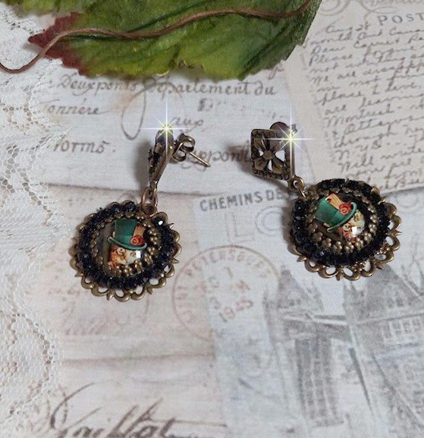 BO Chatou Steampunk montées avec cabochons loupes représentant des chats en chapeau haut de forme Vert avec un médaillon ornés d’une chaîne strass Noire sur estampes Bonze et clous d'oreilles Laiton