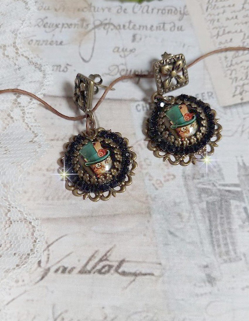 BO Chatou Steampunk montées avec cabochons loupes représentant des chats en chapeau haut de forme Vert avec un médaillon ornés d’une chaîne strass Noire sur estampes Bonze et clous d'oreilles Laiton