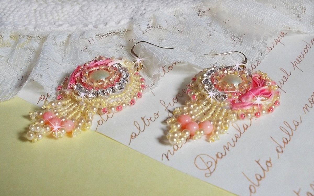 BO Herz Zart bestickt mit gelb- und rosafarbenem Seidenband, Chatons, Rocailles und Schnallen in 14 Karat Gold Filled Gold