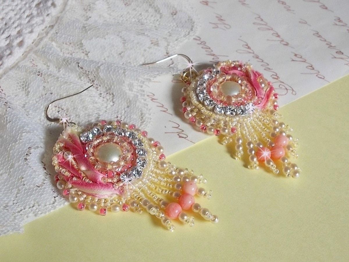 BO Herz Zart bestickt mit gelb- und rosafarbenem Seidenband, Chatons, Rocailles und Schnallen in 14 Karat Gold Filled Gold