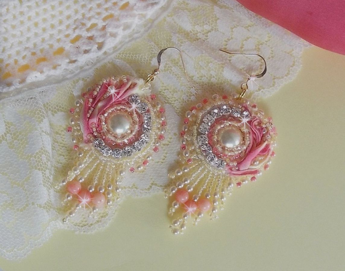 BO Herz Zart bestickt mit gelb- und rosafarbenem Seidenband, Chatons, Rocailles und Schnallen in 14 Karat Gold Filled Gold