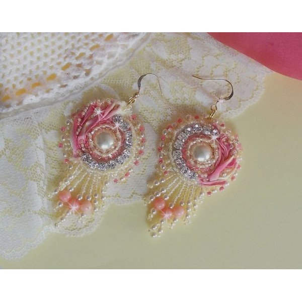 BO Herz Zart bestickt mit gelb- und rosafarbenem Seidenband, Chatons, Rocailles und Schnallen in 14 Karat Gold Filled Gold