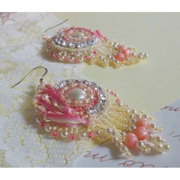 BO Herz Zart bestickt mit gelb- und rosafarbenem Seidenband, Chatons, Rocailles und Schnallen in 14 Karat Gold Filled Gold