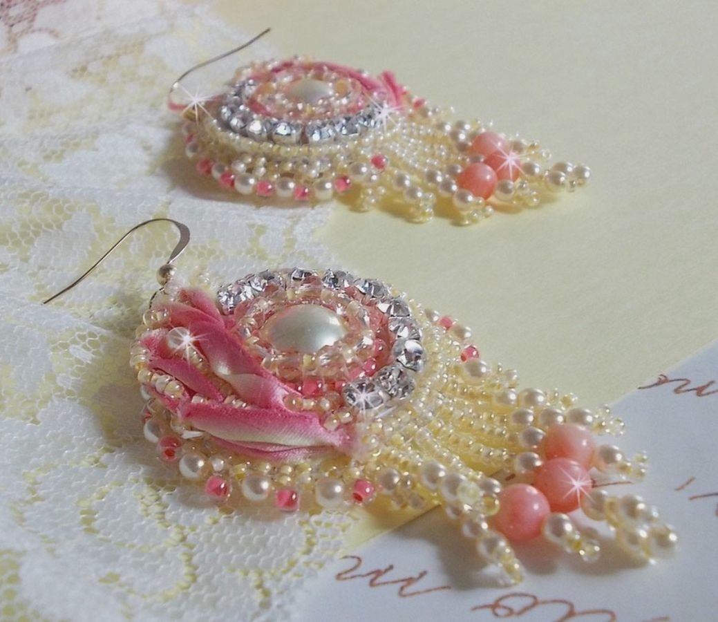 BO Herz Zart bestickt mit gelb- und rosafarbenem Seidenband, Chatons, Rocailles und Schnallen in 14 Karat Gold Filled Gold