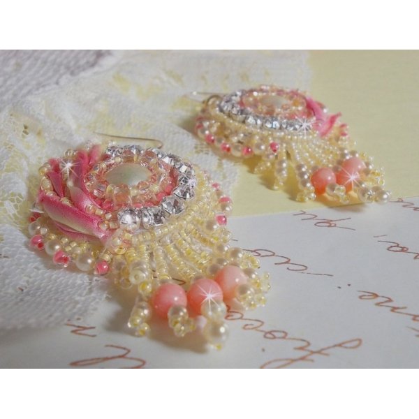 BO Herz Zart bestickt mit gelb- und rosafarbenem Seidenband, Chatons, Rocailles und Schnallen in 14 Karat Gold Filled Gold