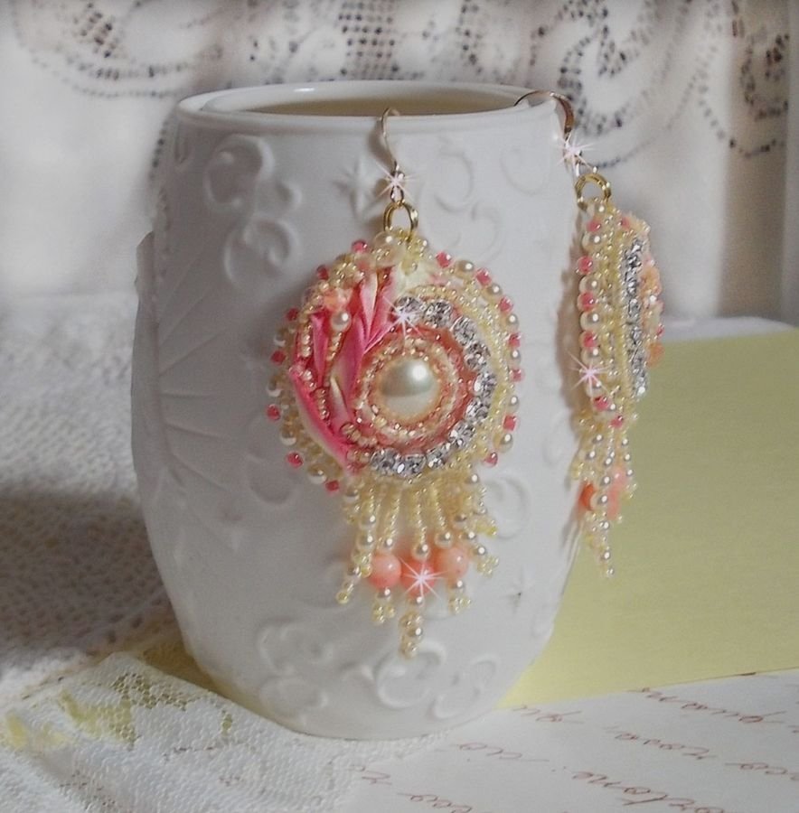 BO Herz Zart bestickt mit gelb- und rosafarbenem Seidenband, Chatons, Rocailles und Schnallen in 14 Karat Gold Filled Gold