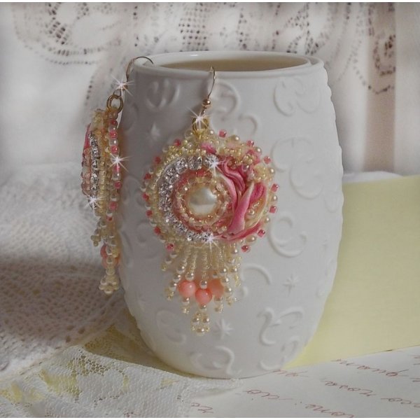 BO Herz Zart bestickt mit gelb- und rosafarbenem Seidenband, Chatons, Rocailles und Schnallen in 14 Karat Gold Filled Gold