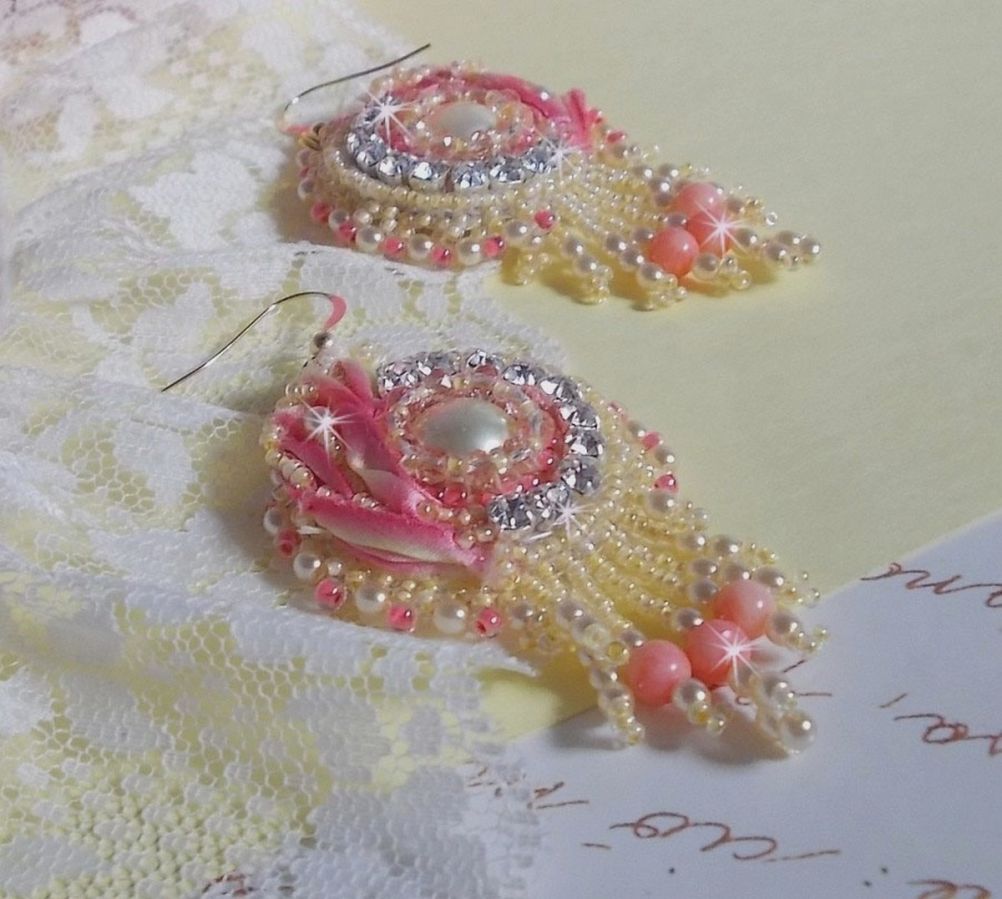 BO Herz Zart bestickt mit gelb- und rosafarbenem Seidenband, Chatons, Rocailles und Schnallen in 14 Karat Gold Filled Gold