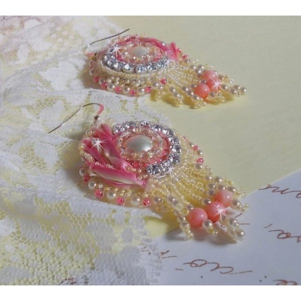 BO Herz Zart bestickt mit gelb- und rosafarbenem Seidenband, Chatons, Rocailles und Schnallen in 14 Karat Gold Filled Gold