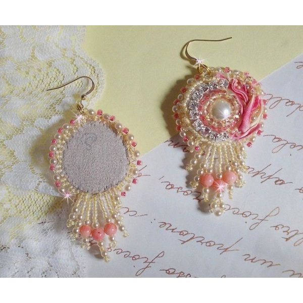 BO Herz Zart bestickt mit gelb- und rosafarbenem Seidenband, Chatons, Rocailles und Schnallen in 14 Karat Gold Filled Gold