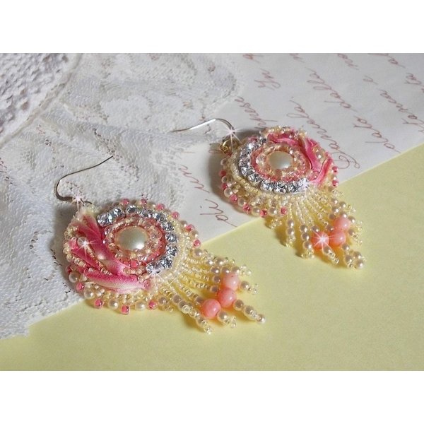 BO Herz Zart bestickt mit gelb- und rosafarbenem Seidenband, Chatons, Rocailles und Schnallen in 14 Karat Gold Filled Gold