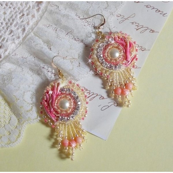 BO Herz Zart bestickt mit gelb- und rosafarbenem Seidenband, Chatons, Rocailles und Schnallen in 14 Karat Gold Filled Gold