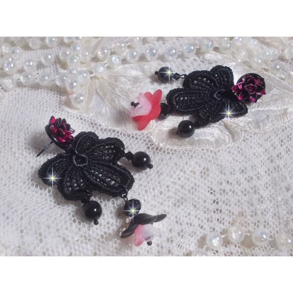 BO Cocktail Sangria kreiert mit sehr alter schwarzer Spitze, Kristallen, Frosted Flowers, Harz Cabochons und Accessoires in der Farbe Schwarz