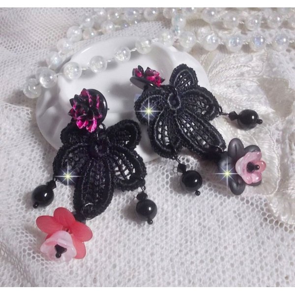 BO Cocktail Sangria kreiert mit sehr alter schwarzer Spitze, Kristallen, Frosted Flowers, Harz Cabochons und Accessoires in der Farbe Schwarz