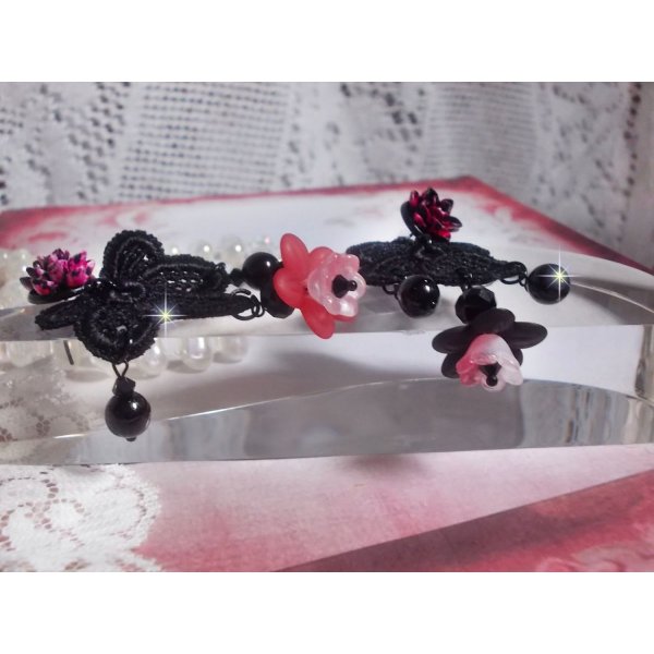 BO Cocktail Sangria kreiert mit sehr alter schwarzer Spitze, Kristallen, Frosted Flowers, Harz Cabochons und Accessoires in der Farbe Schwarz