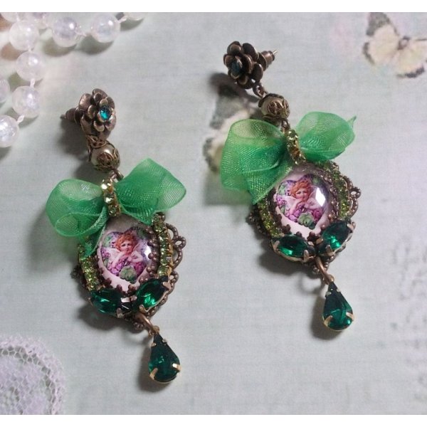 BO Coeur d'Anges kreiert mit Lupen-Cabochons, Organzaband, verschiedenen Accessoires und Kristallen