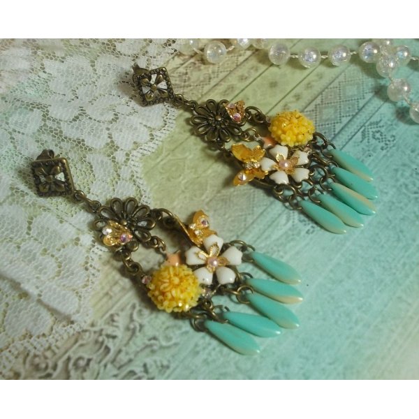 BO Fr&uuml;hlingsherz kreiert mit Dolchen, Harzblumen, Kristallen in PureCrystal und Charms