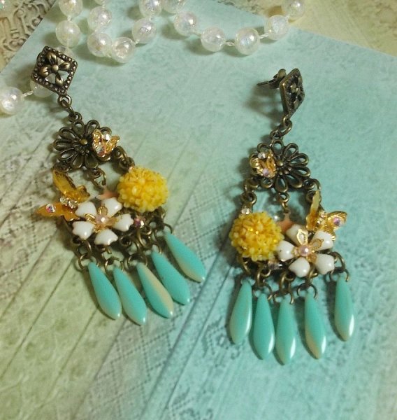 BO Fr&uuml;hlingsherz kreiert mit Dolchen, Harzblumen, Kristallen in PureCrystal und Charms