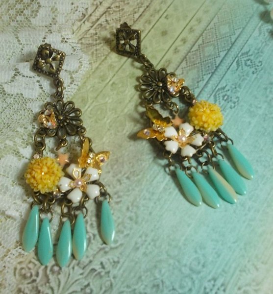 BO Fr&uuml;hlingsherz kreiert mit Dolchen, Harzblumen, Kristallen in PureCrystal und Charms