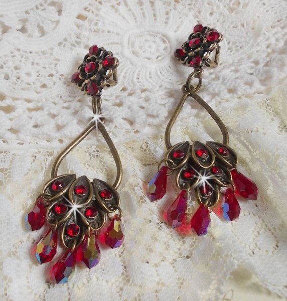 BO Irr&eacute;sistible Ruby Collection auf Kronleuchtern mit Swarovski-Kristallen montiert