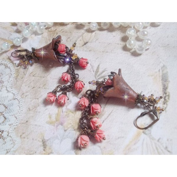 BO Corail Roses Sauvages  cr&eacute;&eacute;es avec boutons de Roses en verre, cristaux, fleurs lucites peintes &agrave; la main, coupelles et dormeuses en laiton