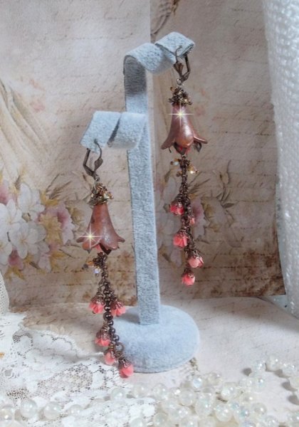 BO Corail Roses Sauvages  cr&eacute;&eacute;es avec boutons de Roses en verre, cristaux, fleurs lucites peintes &agrave; la main, coupelles et dormeuses en laiton