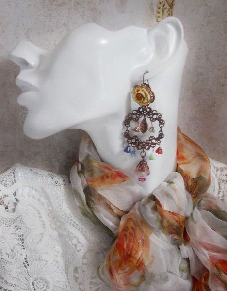 BO French Flowers kreiert mit Glockenblumen, Glockenblumen, Rosen und Accessoires in der Farbe Altkupfer