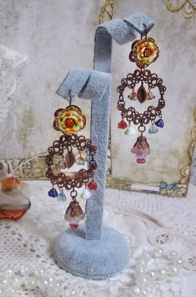 BO French Flowers kreiert mit Glockenblumen, Glockenblumen, Rosen und Accessoires in der Farbe Altkupfer