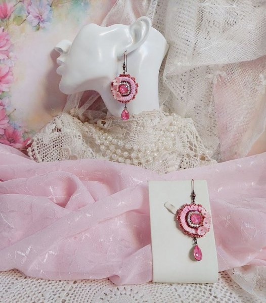 BO Dahlia brod&eacute;es avec sequins, fleurs acryliques, rocailles verres et perles Cristal Swarovski