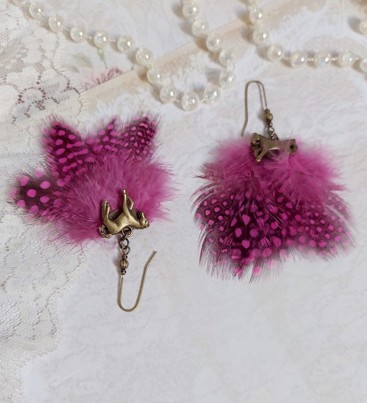 BO Danse avec les Plumes mont&eacute;es avec plumes de pintade, breloques cheval et clous d&rsquo;oreilles laiton