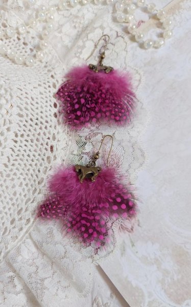 BO Danse avec les Plumes mont&eacute;es avec plumes de pintade, breloques cheval et clous d&rsquo;oreilles laiton